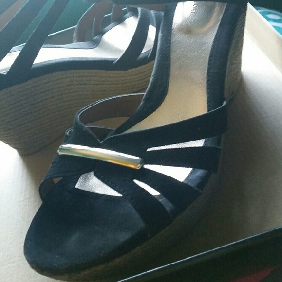 Womens shoes - Picture 2 of 3